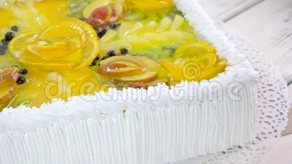 用新鲜水果装饰精美的蛋糕视频的预览图