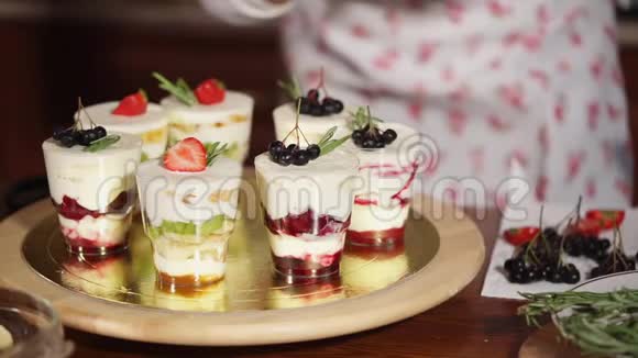 甜点是由厨师做的杯子上装饰着水果视频的预览图