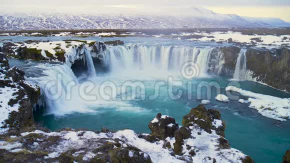 瀑布带纯蓝水慢动作冰岛自然景观视频的预览图