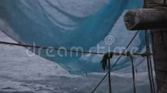 渔民将拖网放入海洋水域科奇视频的预览图