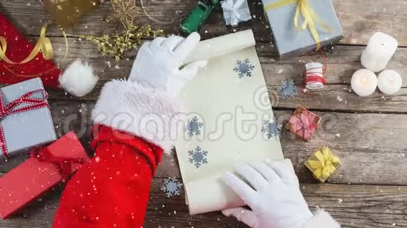 带雪的书桌和圣诞老人启示纸卷的视频构图视频的预览图