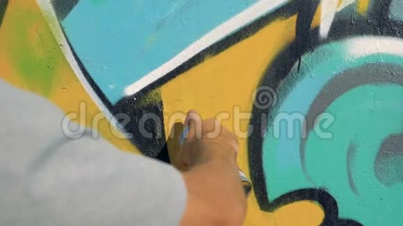 一只手在墙上涂鸦视频的预览图