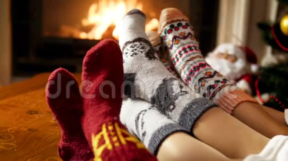 晚上一家人穿着羊毛袜子躺在燃烧着的壁炉旁拍摄了4k镜头视频的预览图