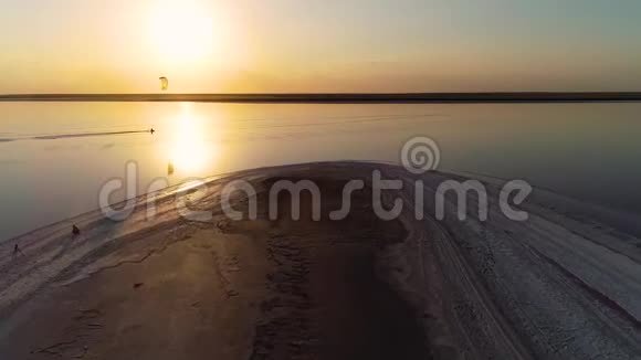 无人驾驶飞机飞过前面的湖面那人一边航行慢动作视频的预览图