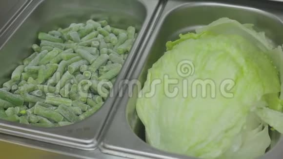 厨房里的蔬菜和水果视频的预览图