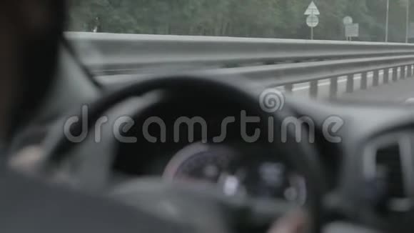 从高速公路上的车上看把手放在方向盘上视频的预览图