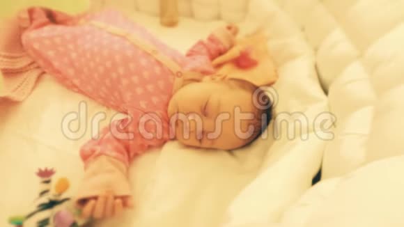 可爱的新生婴儿睡在她的婴儿床上时间流逝视频的预览图