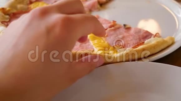 有人拿了一块新鲜热辣的披萨近距离射击视频的预览图