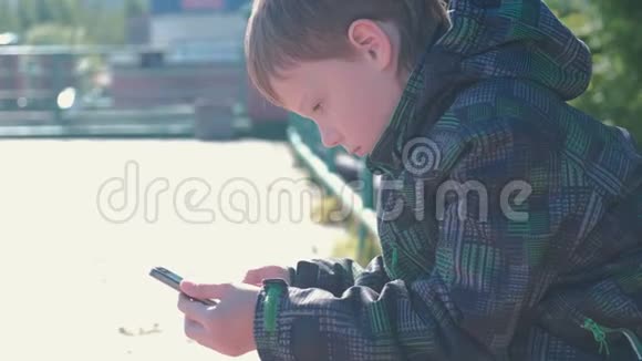 男孩在手机上键入并发送消息视频的预览图