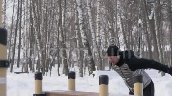 冬季公园里的年轻人在户外交叉健身训练中跳凳视频的预览图