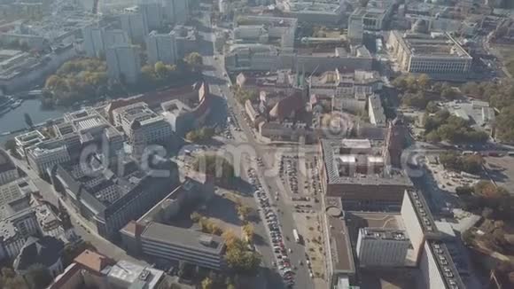柏林著名柏林多姆大教堂的空中拍摄视频的预览图