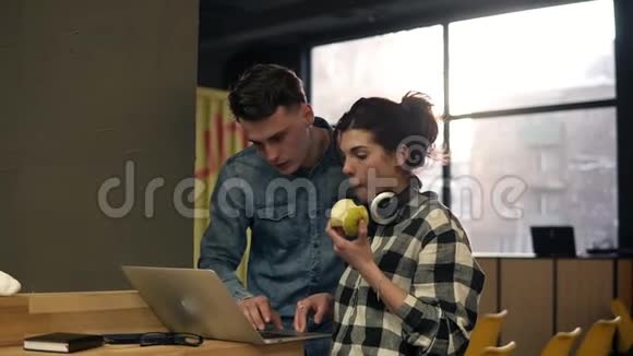 可爱的两个年轻有魅力的人使用笔记本电脑全神贯注一起度过时光视频的预览图