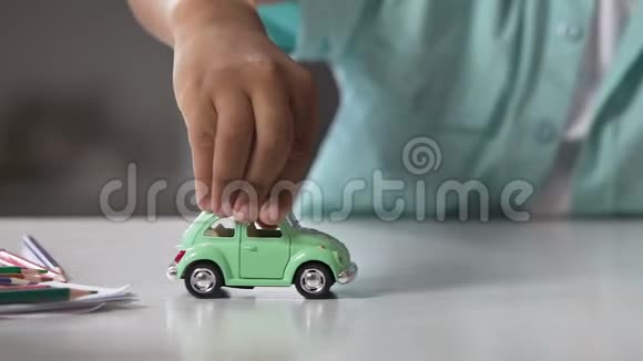 混合种族儿童滚动玩具汽车在桌面游戏时间未来的梦想视频的预览图