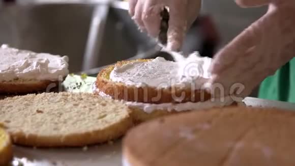 厨师在蛋糕上涂上蓬松的霜视频的预览图