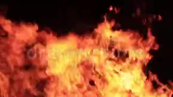 夜间迅速而断断续续的火焰燃烧视频的预览图