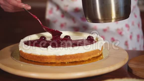 厨师的手谁把甜馅儿放在蛋糕上女人就把水果放进去视频的预览图