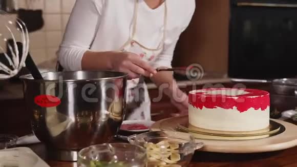 厨房餐桌的特写镜头厨师用食物的颜色准备蛋糕视频的预览图