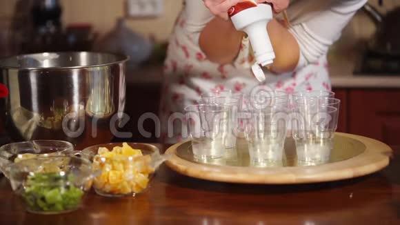 靠近杯子的镜头厨师从瓶子里倒出焦糖浆视频的预览图