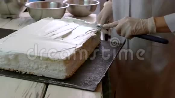 女人在专业的面包店做蛋糕视频的预览图