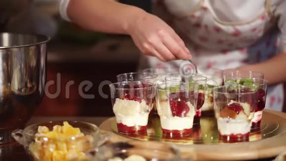 甜点用白奶油填充杯视频的预览图