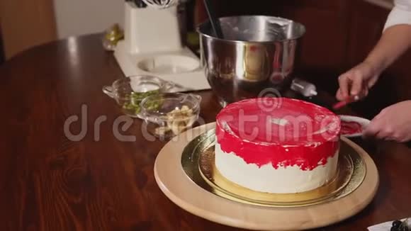 女人在烤蛋糕上涂奶油视频的预览图