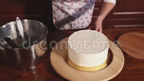 从上面被一个女人在蛋糕上涂抹奶油视频的预览图