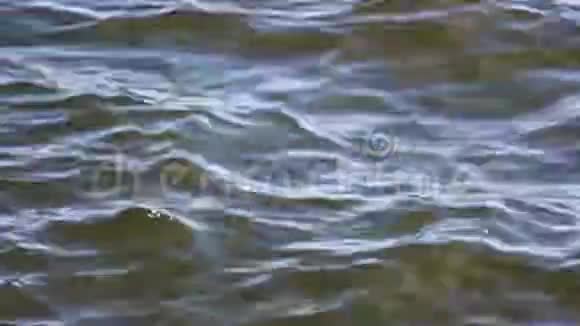 海浪拍打着岩石视频的预览图