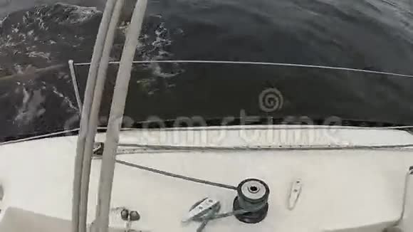 游艇上的绳索绞车视频的预览图