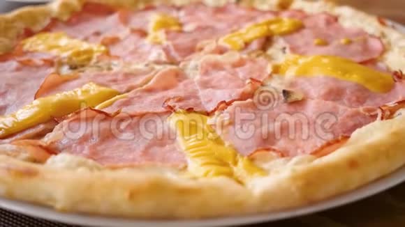 带肉培根意大利香肠和奶酪的披萨近距离射击视频的预览图