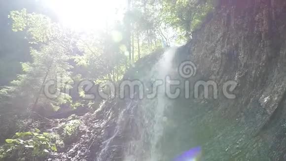 一个天然瀑布的镜头视频的预览图