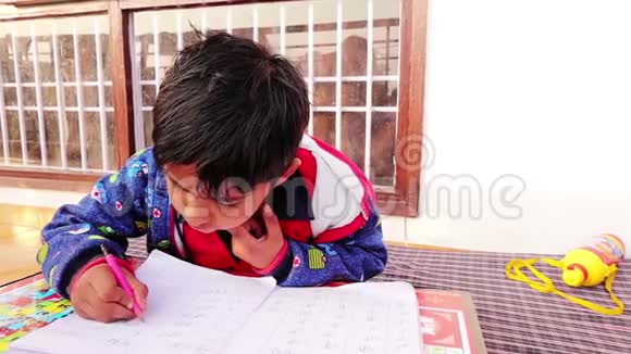一个五岁的男孩在家学习视频的预览图