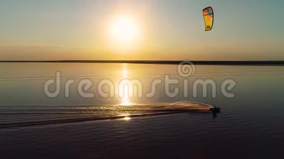 从高处看一个人在驾驶训练风筝的风筝上游泳视频的预览图