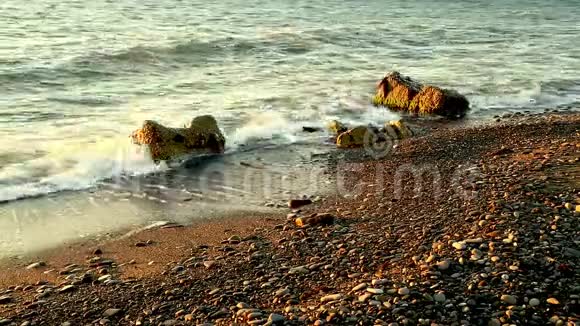 海浪在争夺海岸上的石头视频的预览图