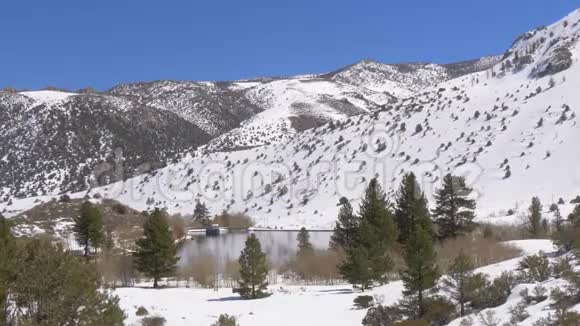 内华达山脉白雪覆盖的美丽池塘视频的预览图