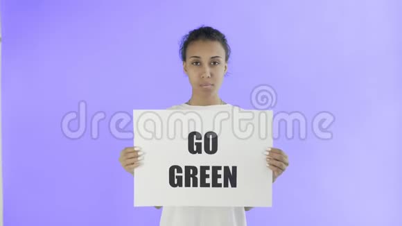 在紫罗兰背景下拯救地球海报的非裔美国女活动家视频的预览图