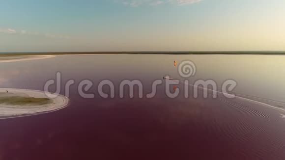 粉红湖一个男人在黎明时从事风筝冲浪视频的预览图