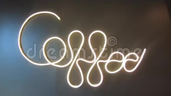 一个Coffee一个用霓虹灯写的CoffeeWords在黑墙背景上视频的预览图