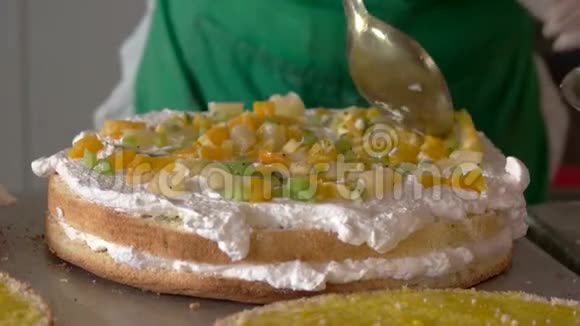 糖果师把水果放在蛋糕层上视频的预览图