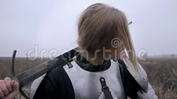 勃鲁塔珍妮德电弧把剑放在她的肩膀上环顾四周视频的预览图