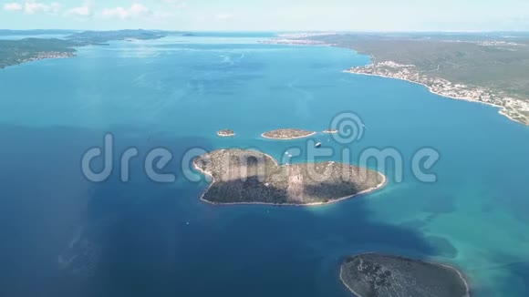 在克罗地亚帕斯曼频道观看美丽的心形的加列斯尼亚克岛也叫爱岛视频的预览图