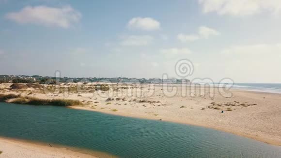 高空飞行蓝绿色的海洋俯瞰远处的海滩和度假者空中飞行4k视频视频的预览图