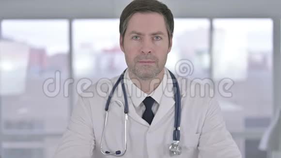 中年医生的画像看镜头视频的预览图