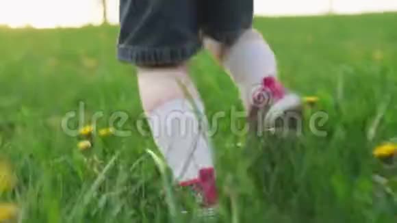 夏天孩子们在绿草上奔跑视频的预览图