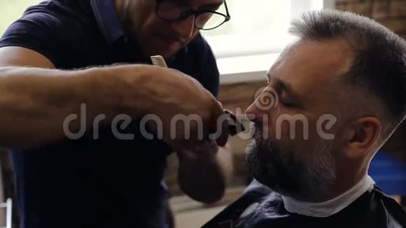 理发师剪了顾客的胡子视频的预览图