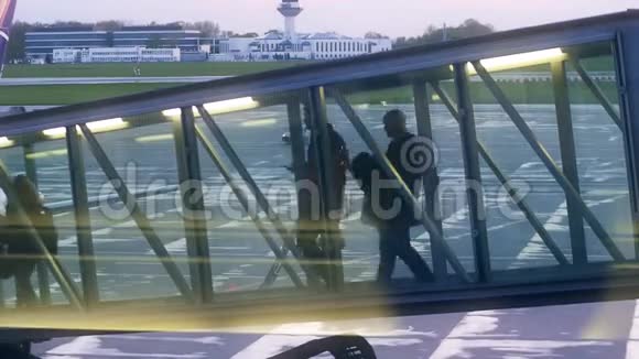 乘坐玻璃喷射桥的乘客视频的预览图