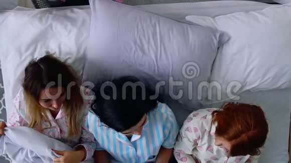 上景三个漂亮的女朋友穿着可爱的睡衣上床睡觉戴上眼罩睡觉视频的预览图