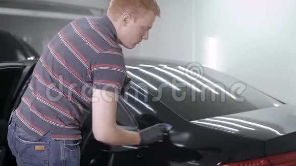在车库里处理汽车时用手喷洒喷雾视频的预览图