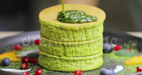 在健康美味的蛋糕上加入绿色玛咖糖浆视频的预览图