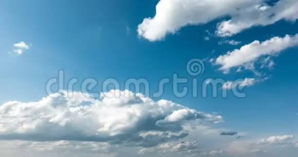 蓝天白云时间流逝地平线上美丽晴朗的天气云景快速移动移动晴天视频的预览图