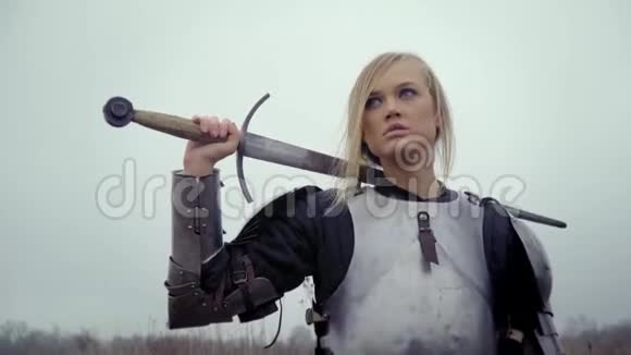 珍妮德身穿盔甲肩上有剑视频的预览图